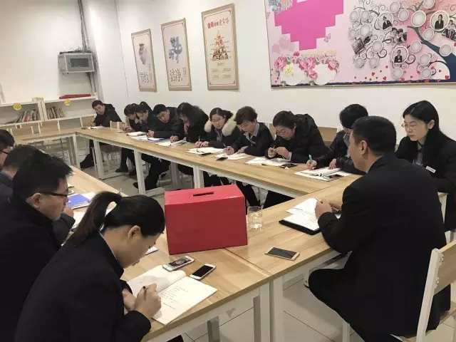 1586163391594102.jpg 【會(huì)議】新瑪特購物廣場(chǎng)召開中層會(huì)議2.webp.jpg